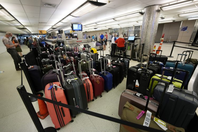 US plans to make airlines  refund fees if bags are delayed